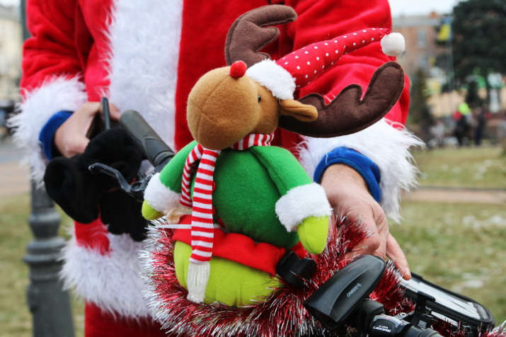 Санта-Клауси на велосипедах створили новорічний настрій на вулицях Вінниці. Фоторепортаж