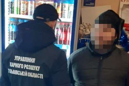 У Львові чоловік здійснив збройний напад на магазин (фото)