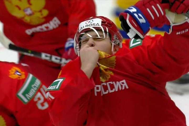 «Совок» в голові – на чемпіонаті світу російський хокеїст цілував герб, і розсмішив суперників (відео)