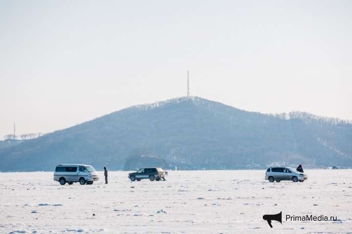 Більше 30 автомобілів одночасно провалилися під лід в російському місті