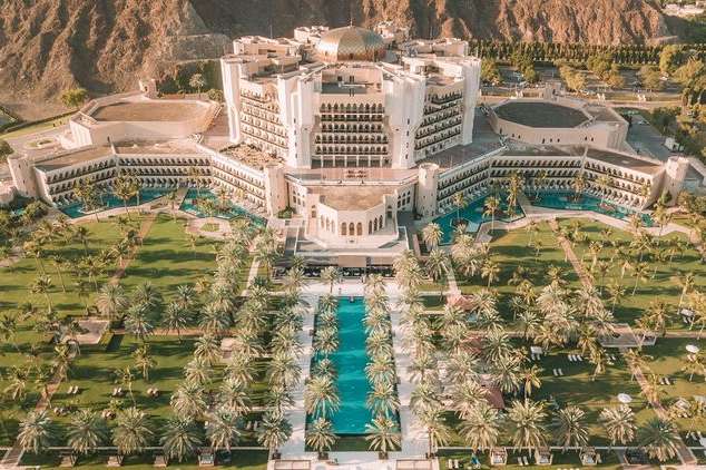 Отель&nbsp;Al Bustan Palace Ritz-Carlton Hotel - Зеленський з родиною залишив Україну і без розголосу поїхав відпочивати в Оман (фото)