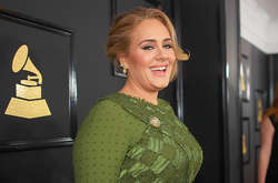  Адель села на диету, а также начала активно заниматься пилатесом 
  