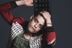  На снимках Малек позирует в покрытых пайетками вещах французского бренда 
  