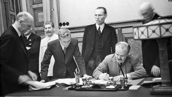 Міністр закордонних справ СРСР В'ячеслав Молотов (праворуч, сидить) підписує пакт Молотова-Ріббентропа. Третій ліворуч – генеральний секретар ЦК ВКП(б) Йосип Сталін. Москва, 23 серпня 1939 року - Пакт Молотова-Ріббентропа. Гібридно-історичний Путін вирішив знову атакувати Польщу