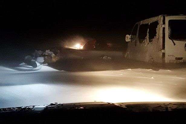 На Буковині у сніговому заметі опинилися 15 автомобілів