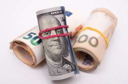 Долар після Нового року продовжив падіння в Україні: прогноз експертів 