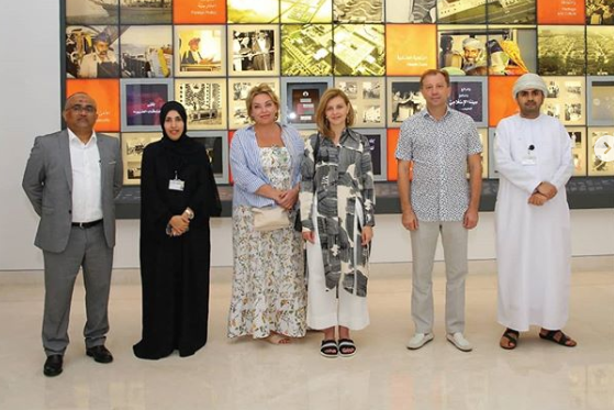 Первая леди Украины в шлепанцах посетила музей в Омане (фото)