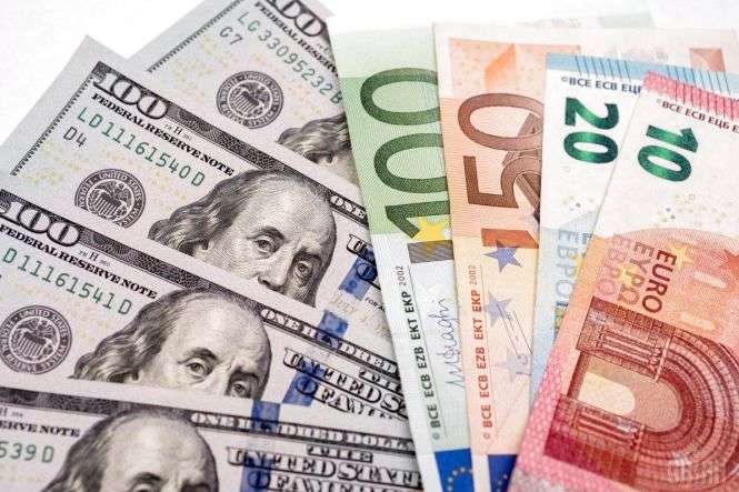 Українці четвертий рік поспіль продають валюти більше, ніж купують