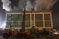 Загорівся дах триповерхової будівлі