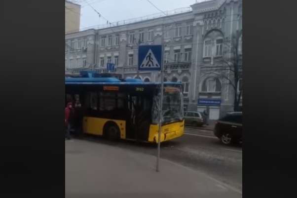 У Києві тролейбус влетів у маршрутку (відео)