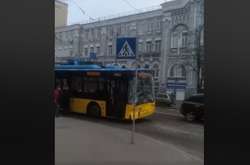 В результаті ДТП у тролейбуса розбито лобове скло