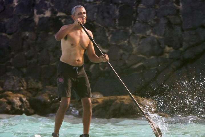 Новый год Барак проводит на Гавайях
 - Барак Обама отдыхает на гавайских пляжах: фото папарацци