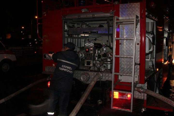 Під час пожежі в гаражі в Києві постраждав чоловік