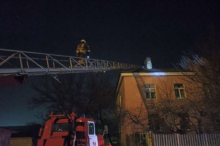 Під Києвом рятувальники зняли з даху чоловіка з дитиною на руках (фото)