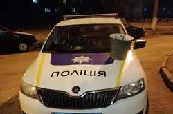 Хуліган відром розбив скло автомобіля, а сам ховався в кущах