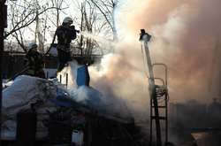 Горіло сміття з розповсюдженням вогню на будівельний вагончик