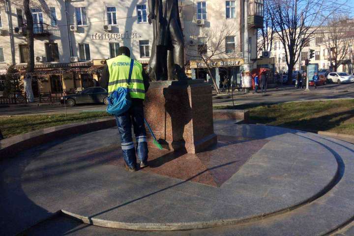 В Одесі привели в порядок пам'ятники, які спотворили вандали