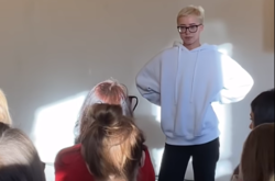 Российской блогерке, на встрече с которой возникла драка из-за вопроса «чей Крым?», запретили въезд в Украину