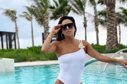  Звезда с гордостью позирует в бикини и с сыном 
  