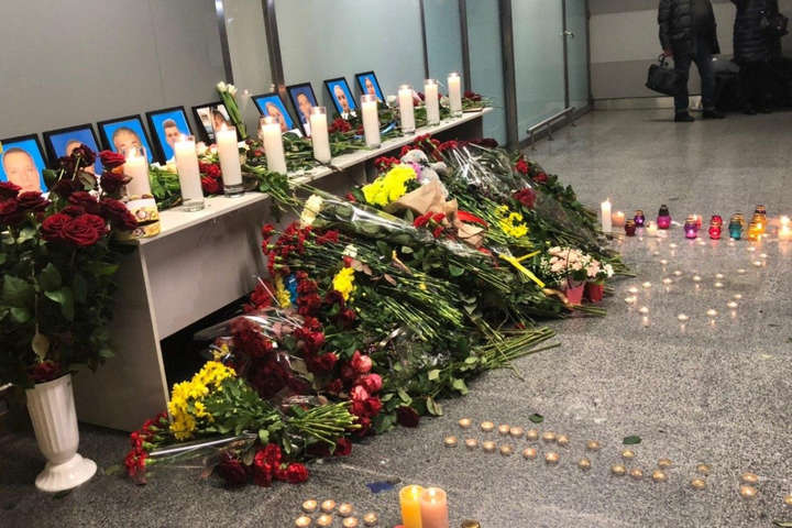 Катастрофа літака в Ірані: українці приносять свічки та квіти в аеропорт «Бориспіль»