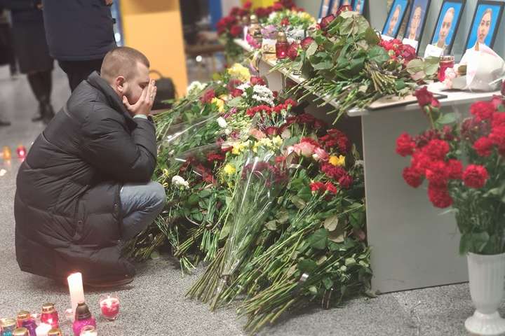 Цілує портрет і просить пробачення: чоловік бортпровідниці, яка загинула в Ірані, прийшов у «Бориспіль»