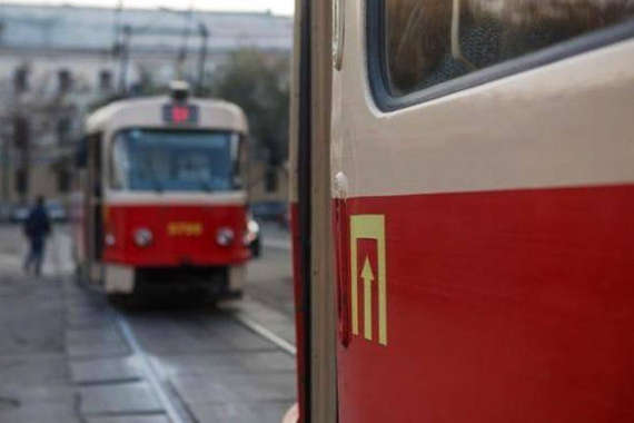 У Києві таксі влетіло у трамвай: рух паралізовано