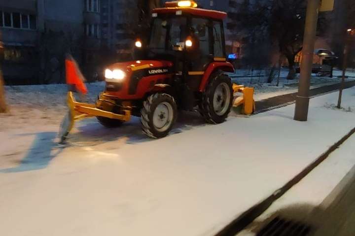 Київ засипало снігом: близько сотні одиниць техніки розчищають столицю (фото)