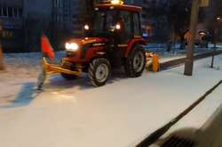 Спеціальна техніка розчищає проїжджі частини і тротуари від снігу