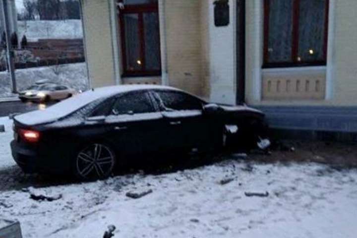 ДТП в центрі Києва: Audi «атакував» будівлю Національної філармонії (фото)