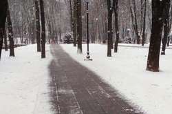 На тротуари в Києві комунальники висипали 7 тонн протиожеледних сумішей (фото)