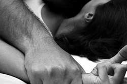 На Куренівці чоловік намагався зґвалтувати жінку у приміщенні консьєржа 