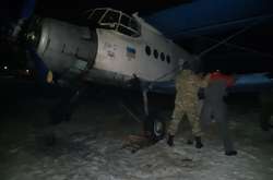 У Коломиї затримали літак контрабандистів, яким вони возили сигарети в ЄС (фото, відео)