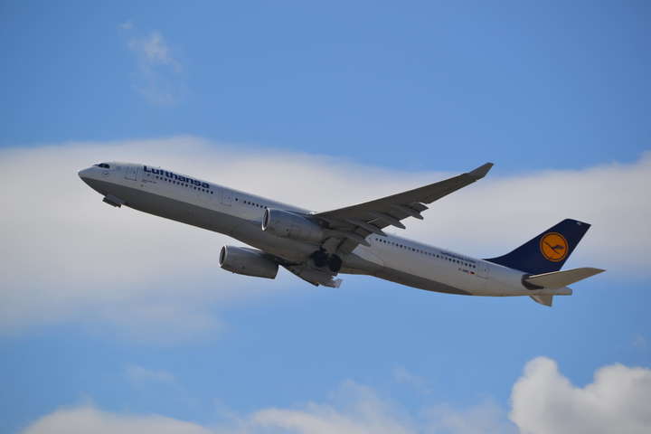 Авіакомпанія Lufthansa розвернула рейс до Тегерану після інформації про збиття літака МАУ