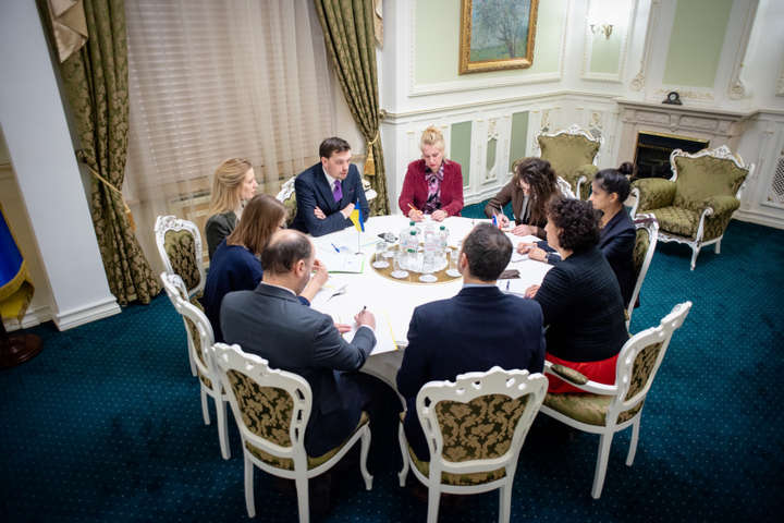 Гончарук обговорив з послом Британії спрощення візового режиму для українців