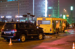 Lexus врізався в праву сторону автобуса