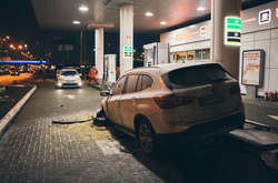 В результаті зіткнення з бензовозом BMW отримав серйозні пошкодження, а з капота повалив дим