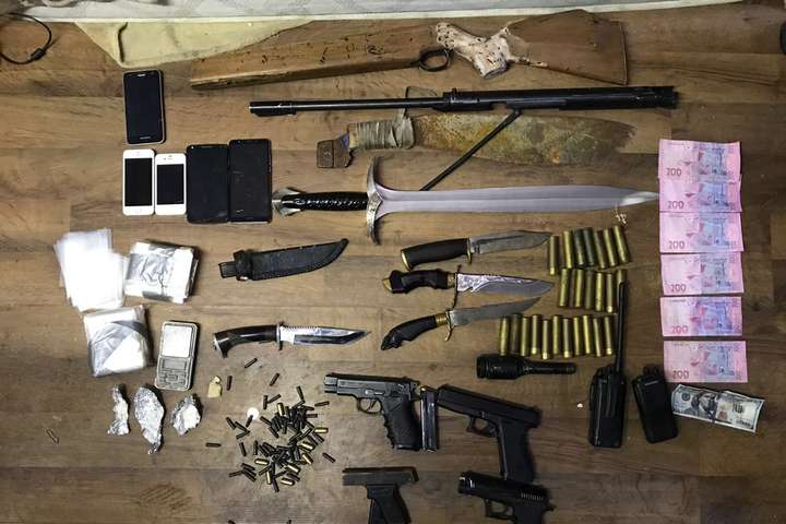 На Київщині поліція виявила у грабіжника зброю та наркотики (фото)