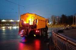 Дороги міста обробляють спеціальними засобами проти ожеледиці