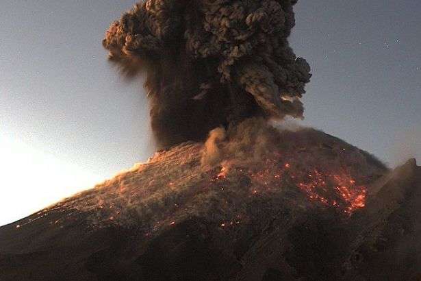 У Мексиці вулкан викинув трикілометровий стовп попелу у повітря 