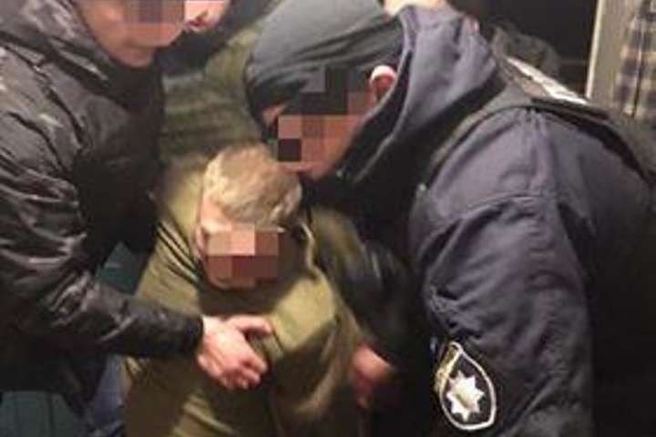 Під Києвом агресивний молодик вдарив правоохоронця викруткою в обличчя (фото)