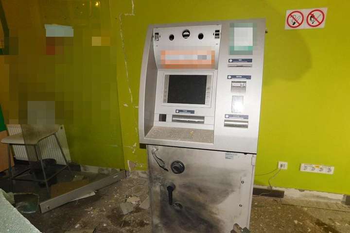 Невідомі підірвали банкомат ще в одному відділенні банку в Києві (фото)