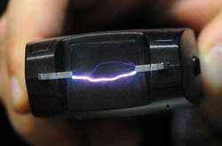 Работница черновицкого ЗАГСа угрожала жениху и невесте электрошокером