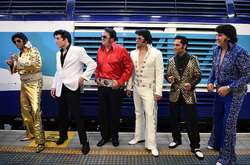 Десятки Елвісів Преслі окупували Центральний вокзал Сіднея