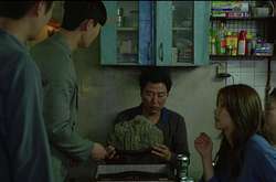  «Паразиты» – это трагикомедия о бедной семье, которая обманом устраивается на работу в богатую семью, но как это обычно бывает, все тайное становится явным 
  