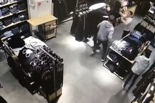 У московському магазині влаштували жорстоку бійку за штани (відео)