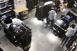 У московському магазині влаштували жорстоку бійку за штани (відео)