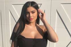  22-летняя Кайли Дженнер продемонстрировала свой внушительный автопарк 
  