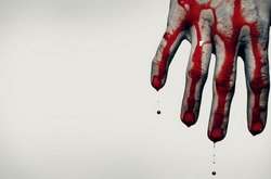 У Львові дівчина випала з четвертого поверху з порізаними венами