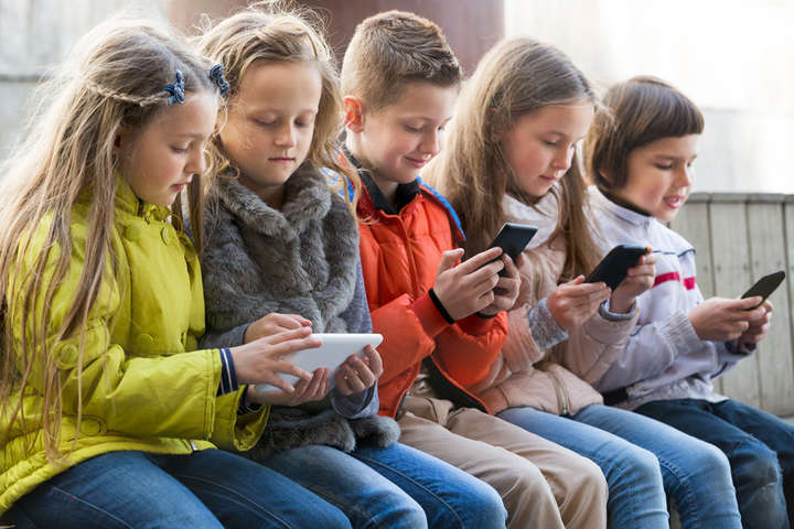 У США хочуть заборонити смартфони для людей молодших 21 року