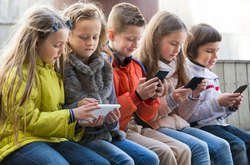 У США хочуть заборонити смартфони для людей молодших 21 року